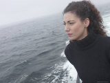 Woman Standing on Edge of Boat Lámina fotográfica Woman Standing on Edge of Boat Lámina fotográfica
