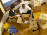 Couple Packing Dishes in Empty Apartment Photographie