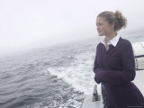 Woman Standing on Edge of Sailboat Lámina fotográfica Woman Standing on Edge of Sailboat Lámina fotográfica