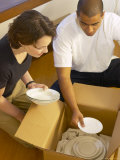 Couple Packing Dishes in Empty Apartment Photographie
