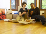 Couple Eating Pizza and Drinking Red Wine on Moving Day Lámina fotográfica Couple Eating Pizza and Drinking Red Wine on Moving Day Lámina fotográfica