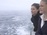 Women Leaning over Edge of Boat Lámina fotográfica Women Leaning over Edge of Boat Lámina fotográfica
