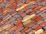 Many Bright Colorful Freshly Baked Bricks Under Wire Mesh Lámina fotográfica Many Bright Colorful Freshly Baked Bricks Under Wire Mesh Lámina fotográfica