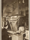 Ingots of Silver are Weighed in the Pyx Office Checking That They are the Correct Weight Lámina fotográfica Ingots of Silver are Weighed in the Pyx Office Checking That They are the Correct Weight Lámina fotográfica