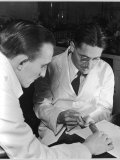 Howard Florey Injects Penicillin into the Tail of a Mouse Lámina fotográfica Howard Florey Injects Penicillin into the Tail of a Mouse Lámina fotográfica
