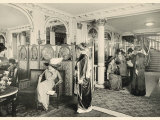 Clients and Mannequins in the Galerie Chez Paquin Photographie