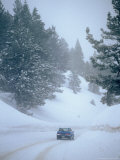 Car on Snowy Road, California Photographie par Lauree Feldman