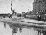 Captured German Submarine Minelayer is on View in the Thames London Fotografie-Druck