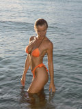 Sexy Young Woman in Bikini at Beach Lámina fotográfica por Bill Keefrey Sexy Young Woman in Bikini at Beach Lámina fotográfica por Bill Keefrey