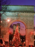 Christmas Tree in Washington Square Arch, NYC Photographie par Rudi Von Briel
