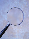 Magnifying glass and blue background Lámina fotográfica por Terry Why