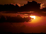 Sun Setting in Clouds Photographie par Fabrizio Cacciatore