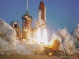 Space Shuttle Lifting off Launch Pad Lámina fotográfica
