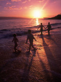 Family Walking on Beach at Dusk, HI Fotografie-Druck von Mark Gibson