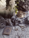 Still life w/ vase, wedding rings, silver tea set Lámina fotográfica por Wendi Schneider Still life w/ vase, wedding rings, silver tea set Lámina fotográfica por Wendi Schneider
