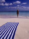 Woman on Tropical Beach, Cayo Largo Photographie par Angelo Cavalli