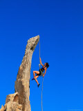 Woman Rock Climbing, Joshua Tree NP, CA Lámina fotográfica por Greg Epperson