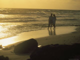 Aruba, Couple Walking on Beach Fotografisk trykk av Jennifer Broadus Aruba, Couple Walking on Beach Fotografisk trykk av Jennifer Broadus