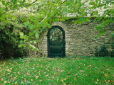 Ornamental Gate in Stone Wall in Shade Under Tree, View Through Gateway, Somerset Lámina fotográfica por Mark Bolton Ornamental Gate in Stone Wall in Shade Under Tree, View Through Gateway, Somerset Lámina fotográfica por Mark Bolton