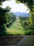 The Garden Lodge, Wilts, View from Arbour Down Grass Path to Gates Photographie par Mark Bolton