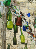 Multi-Cloured Bottles on Wire & Wooden Fence Lámina fotográfica por Georgia Glynn-smith Multi-Cloured Bottles on Wire & Wooden Fence Lámina fotográfica por Georgia Glynn-smith