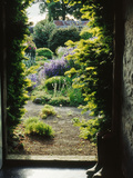 View Through Doorway to Country Garden, Herterton House Lámina fotográfica por Jacqui Hurst View Through Doorway to Country Garden, Herterton House Lámina fotográfica por Jacqui Hurst