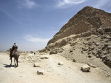 First Stepped Pyramid with Camel Rider, Egypt Lámina fotográfica por David Clapp First Stepped Pyramid with Camel Rider, Egypt Lámina fotográfica por David Clapp