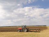 Martin Page - Tractor Ploughing a Field, England - Fotografik Baskı Martin Page - Tractor Ploughing a Field, England - Fotografik Baskı