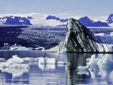 Icebergs Calved from Breidamerkurjokull Glacier Floating in Lake Jokulsarlon, Iceland Photographie par Richard Packwood