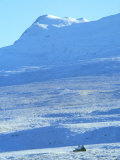 Remote Cottage in Snow, Scotland Photographie par Iain Sarjeant
