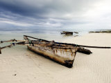 Fishing Boat Lying on the Beach, Zanzibar Photographie par Ariadne Van Zandbergen