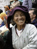 Old Woman, Tibet Posters par Michael Brown
