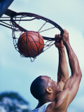 Man Slam-Dunking a Basketball Lámina fotográfica