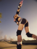 Low Angle View of a Young Woman Skating Lámina fotográfica Low Angle View of a Young Woman Skating Lámina fotográfica