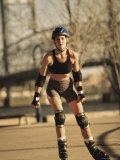 Portrait of a Young Woman Skating Lámina fotográfica Portrait of a Young Woman Skating Lámina fotográfica