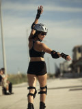 Rear View of a Young Woman Inline Skating on a Road Lámina fotográfica Rear View of a Young Woman Inline Skating on a Road Lámina fotográfica
