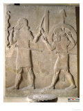 Two Soldiers Carrying the King's War Chariot, from the Palace of Sargon II, Khorsabad, Iraq Reproduction procédé giclée par Assyrian 
