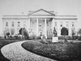 The White House at the Time of the Inauguration of Abraham Lincoln Lámina fotográfica por Mathew B. Brady
