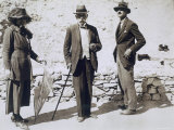 Lady Beauchamp, Sir Edward Beauchamp and Mr B.C. Beauchamp at the Tomb of Tutankhamun, 1923 Fotografisk trykk av Harry Burton
