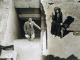 Lady Ribblesdale and Mr Stephen Vlasto at the Tomb of Tutankhamun, Valley of the Kings, 1923 Fotografisk trykk av Harry Burton