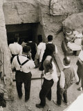 Party Going Down the Steps to the Tomb of Tutankhamun, Valley of the Kings, 1923 Fotografisk trykk av Harry Burton