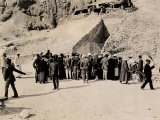 Crowd of Interested Spectators Waiting Outside the Tomb of Tutankhamun, Valley of the Kings Fotografisk trykk av Harry Burton