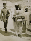 The Mannequin or Bust of Tutankhamun Being Carried from the Tomb, Valley of the Kings, 1922 Fotografisk trykk av Harry Burton
