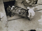 Tray of Chariot Parts Being Removed from the Tomb of Tutankhamun, Valley of the Kings, 1922 Photographie par Harry Burton