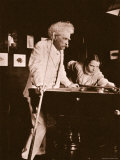 Mark Twain Playing Pool with the Daughter of His Biographer Albert Bigelow Paine Fotografisk trykk av Albert Bigelow Paine