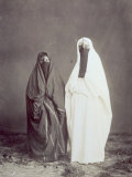 Full-Length Portrait of Two Arab Women in Traditional Dress Photographie