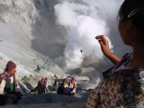 Scavengers Wait to Catch Money Offering Made by a Hindu Worshipper Lámina fotográfica Scavengers Wait to Catch Money Offering Made by a Hindu Worshipper Lámina fotográfica
