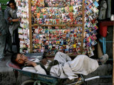 A Casual Labourer Rests, Downtown Kabul, Afghanistan, During the Afghan Weekend, June 2, 2006 Photographie par Rodrigo Abd