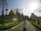 Royal Palace Guard Stands During Coronation Ceremonies in Phnom Penh Thursday October 28, 2004 Photographie par Andy Eames