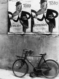 A Bicycle Leaning Against a Wall Lámina fotográfica